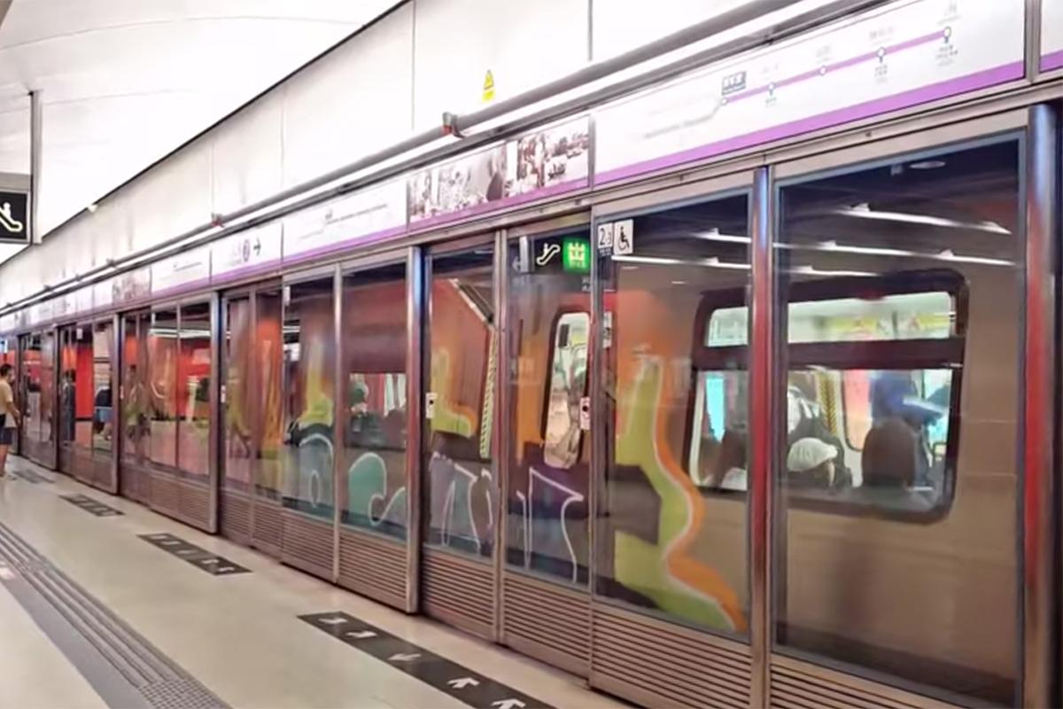 港鐵一列將軍澳綫列車懷疑被人塗鴉。(網民陳駿發@FB群組「香港鐵路動態追蹤組HKRG《mtr group》」)