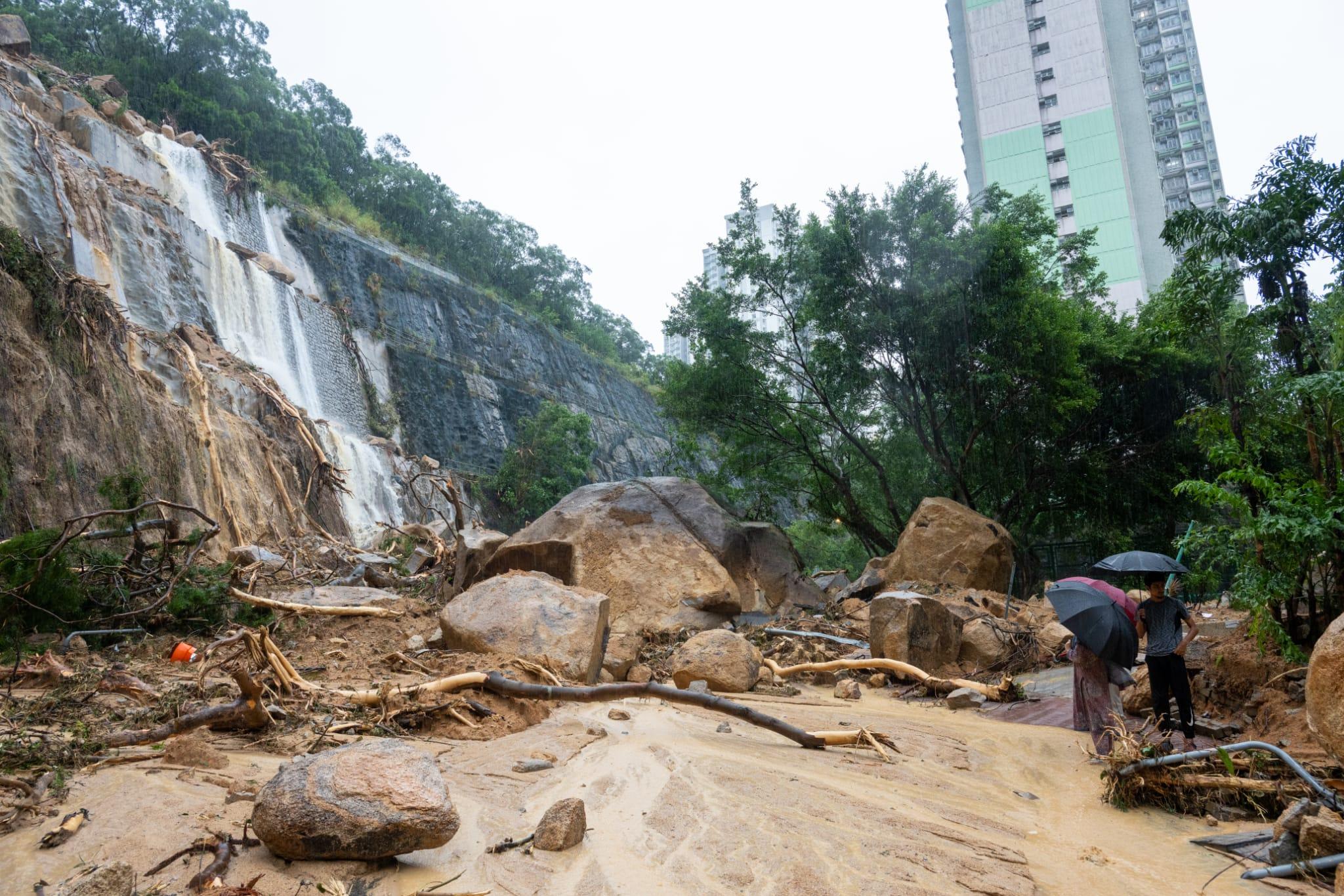 黑雨|當局截至上午8時共接獲7宗山泥傾瀉報告。圖為筲箕灣耀興道有山泥傾瀉。(陳奕釗攝)