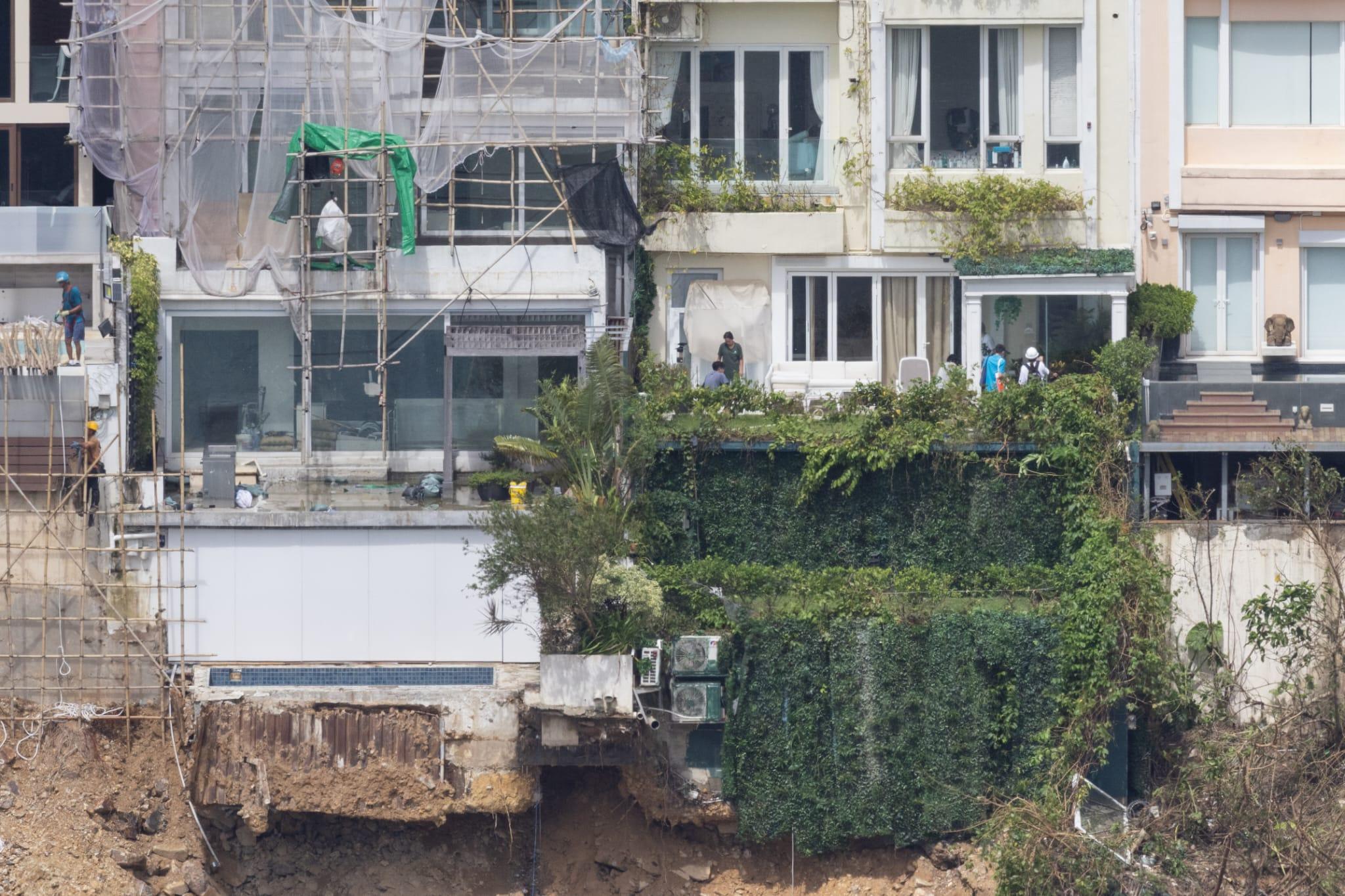 大潭紅山半島3間獨立屋涉嫌僭建或佔用官地,當局人員入屋內視察。(資料圖片)