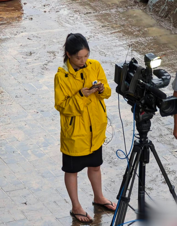 林婷婷黑雨踢拖採訪仍展現甜美笑容