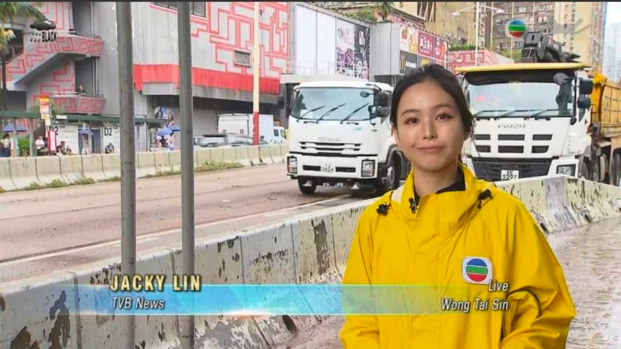 林婷婷黑雨踢拖採訪仍展現甜美笑容