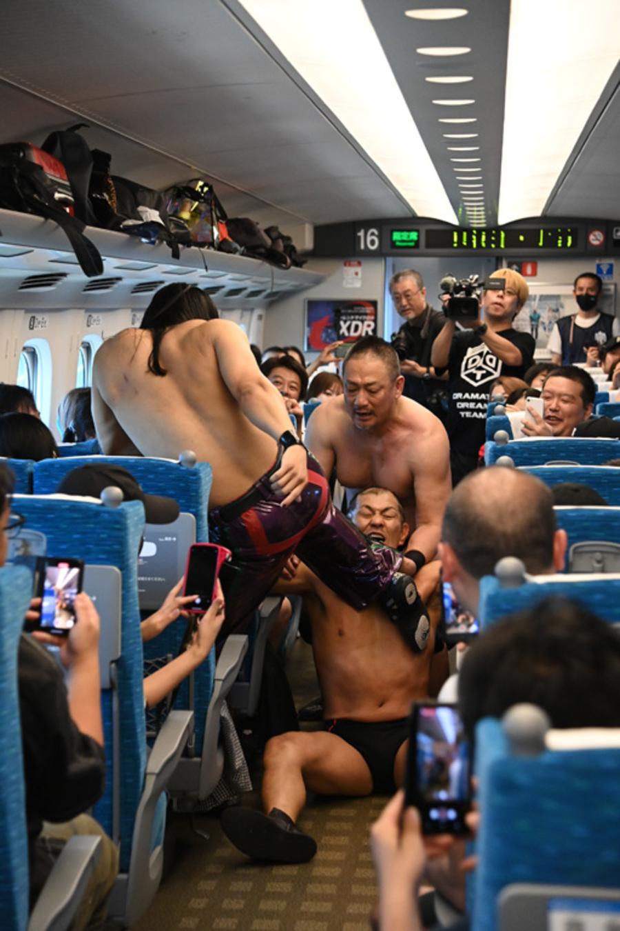 摔角組織在新幹線車廂進行摔角表演。(DDT圖片)