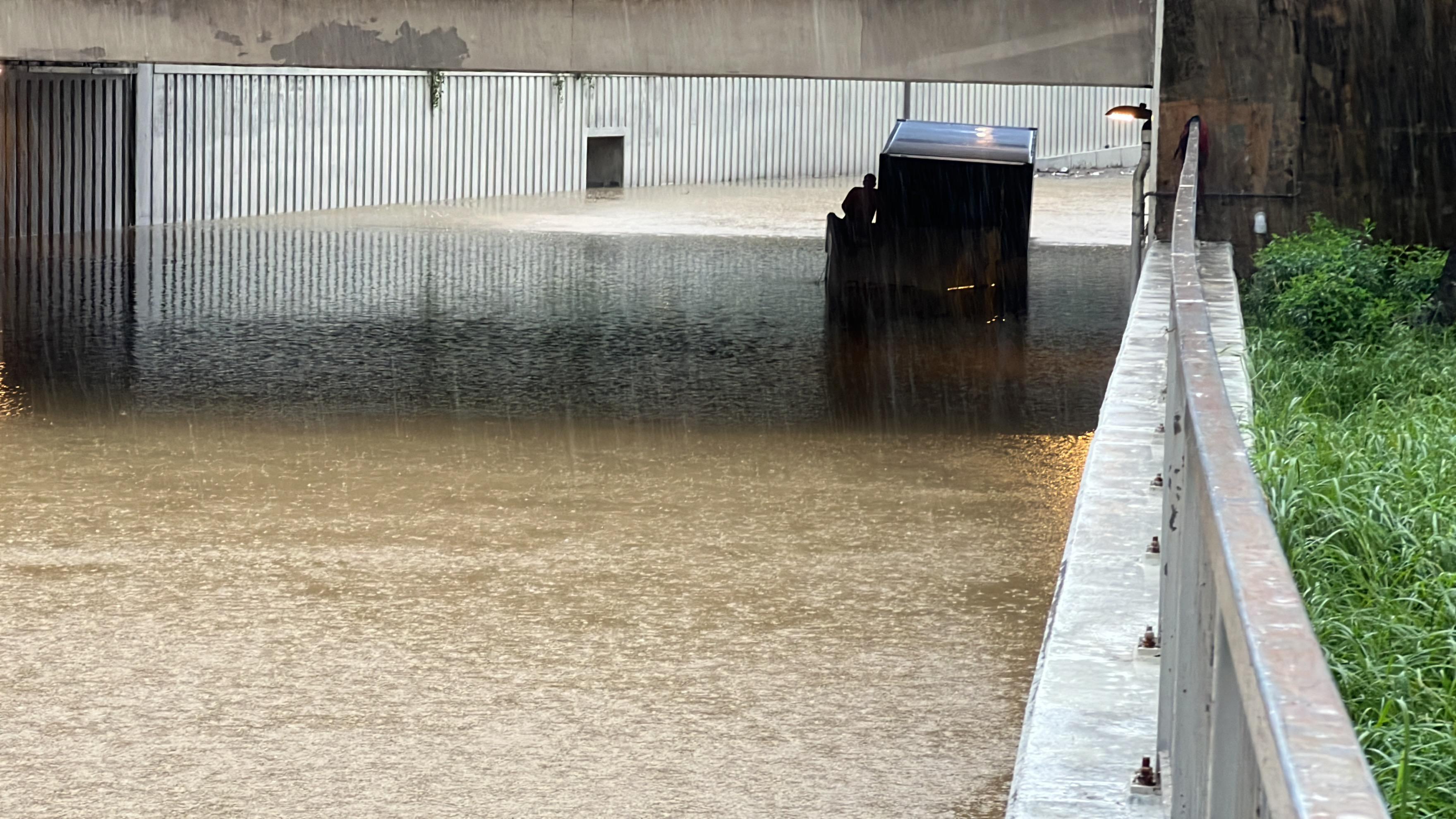 黑雨|大埔運頭塘路貨櫃車死火被困 司機爬上車頂求救