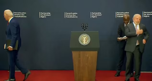 拜登出醜|盧拉想握手,但拜登轉身即閃。(互聯網)