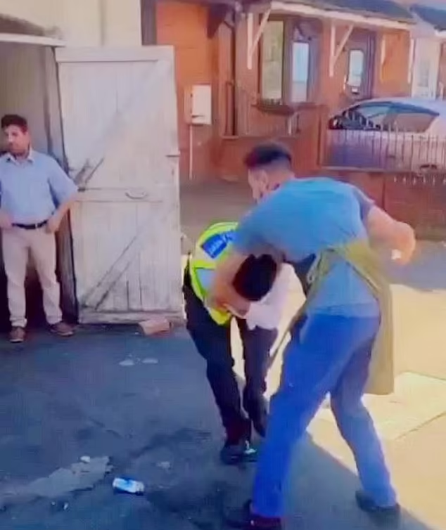 伯明翰破產|兩交通督導員被暴民毆打。(互聯網)