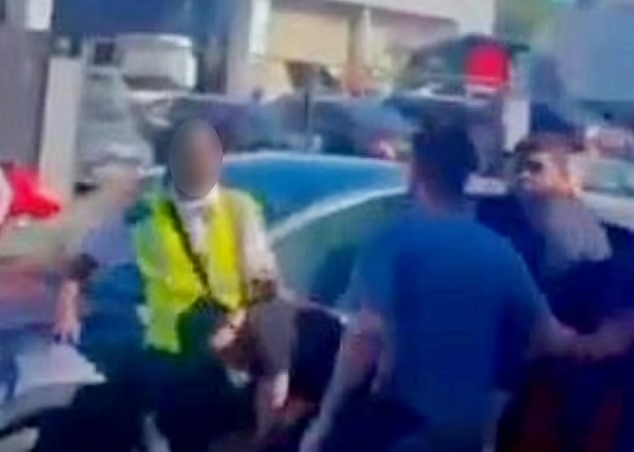 伯明翰破產|兩交通督導員被暴民毆打。(互聯網)