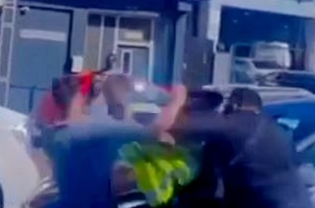 伯明翰破產|兩交通督導員被暴民毆打。(互聯網)