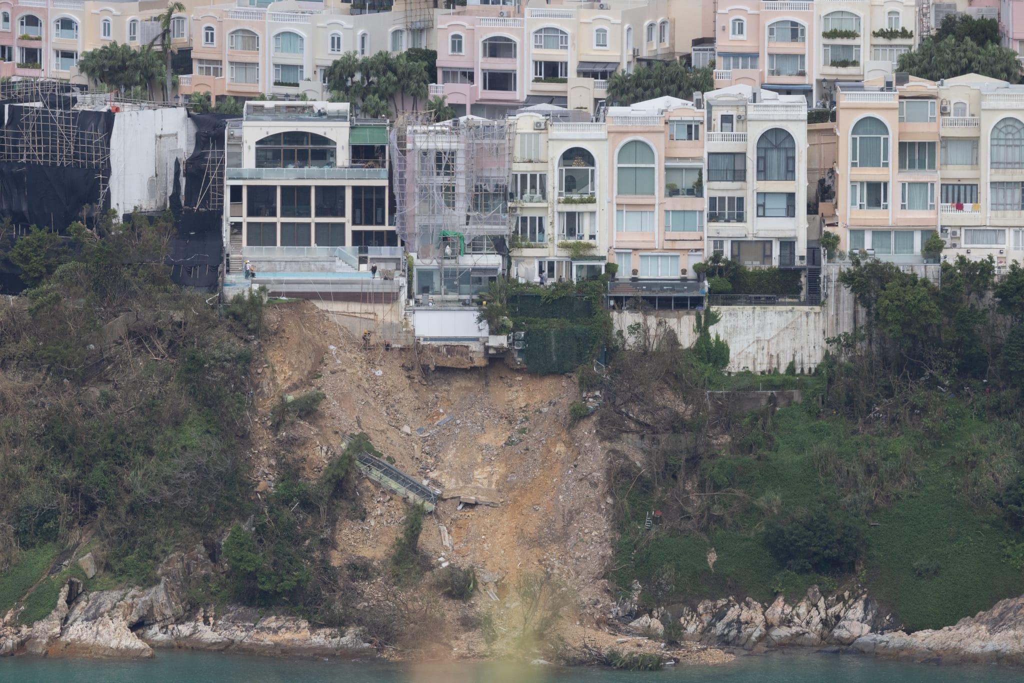大潭紅山半島3間獨立屋涉嫌僭建或佔用官地,當局人員入屋內視察。(資料圖片)