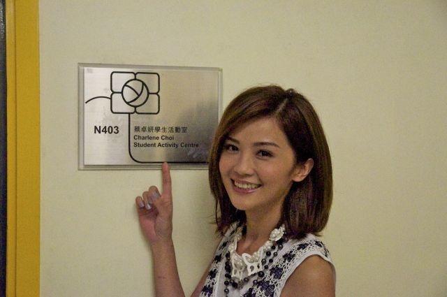 蔡卓妍在玫瑰崗學校讀高中,更是風頭躉。