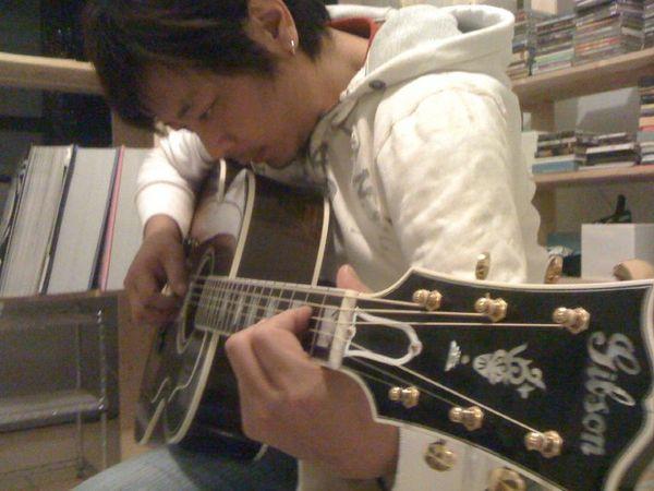 王傑目前旅居加拿大,留有白鬚的他將於10月3日推出創作專輯《無題》。