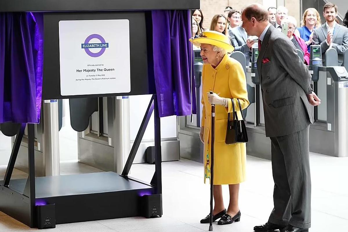 英女王去年曾主持伊利沙伯綫揭幕儀式。(資料圖片)