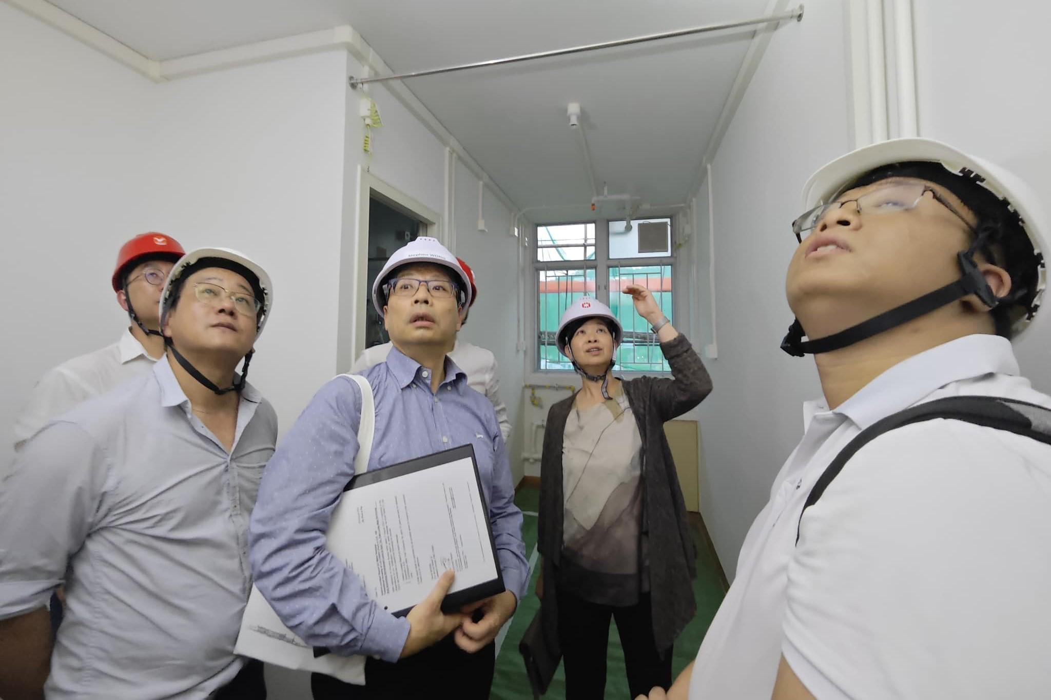 何永賢(右二)今日傍晚親身視察恒莆新苑建築地盤。(何永賢FB)