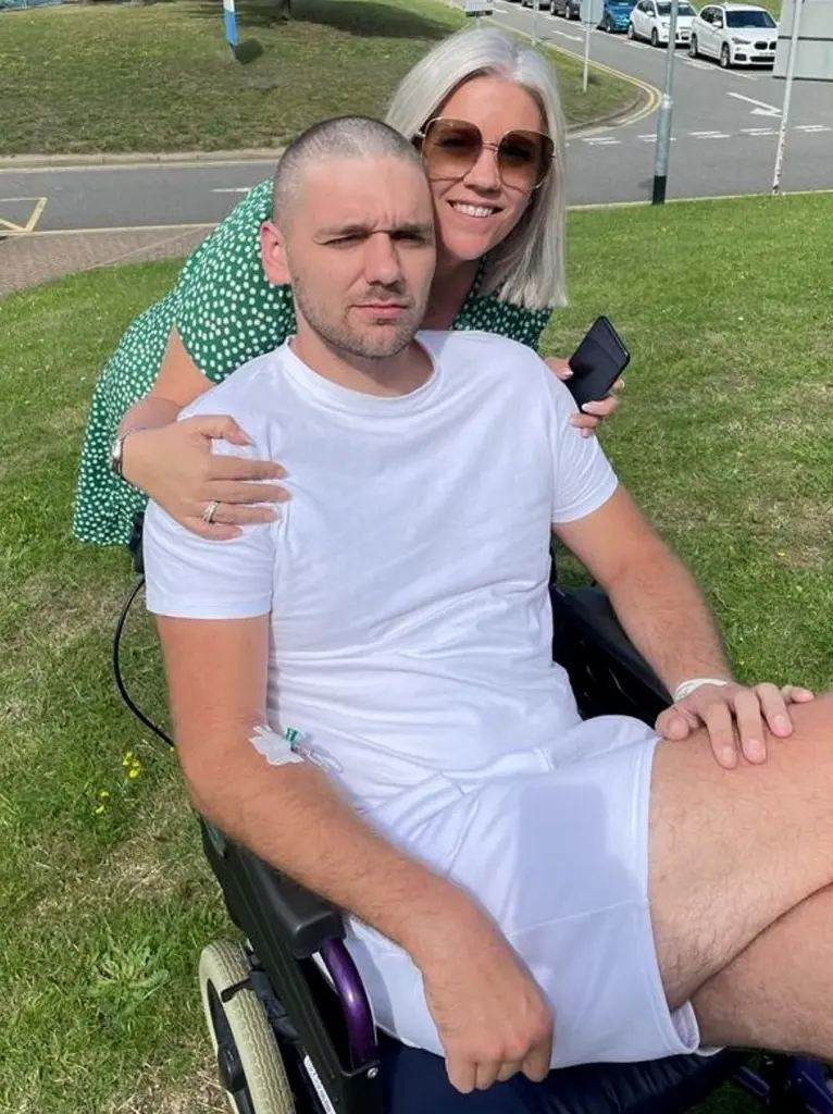 英國醫療|25歲的Warner在確診腦瘤12日後死亡。(互聯網)