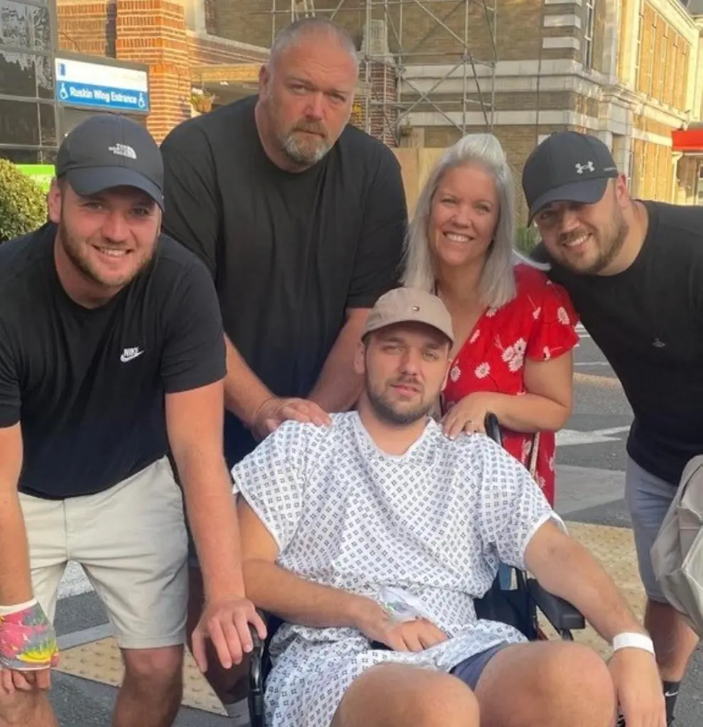 英國醫療|25歲的Warner在確診腦瘤12日後死亡。(互聯網)