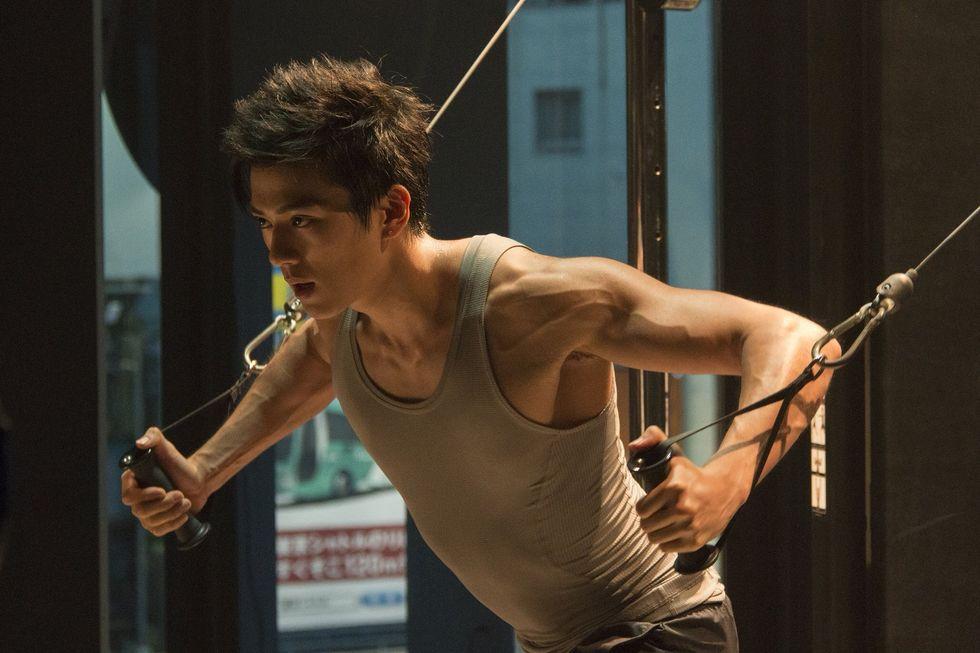 真劍佑為進軍國際,近年積極健身操出結實肌肉。