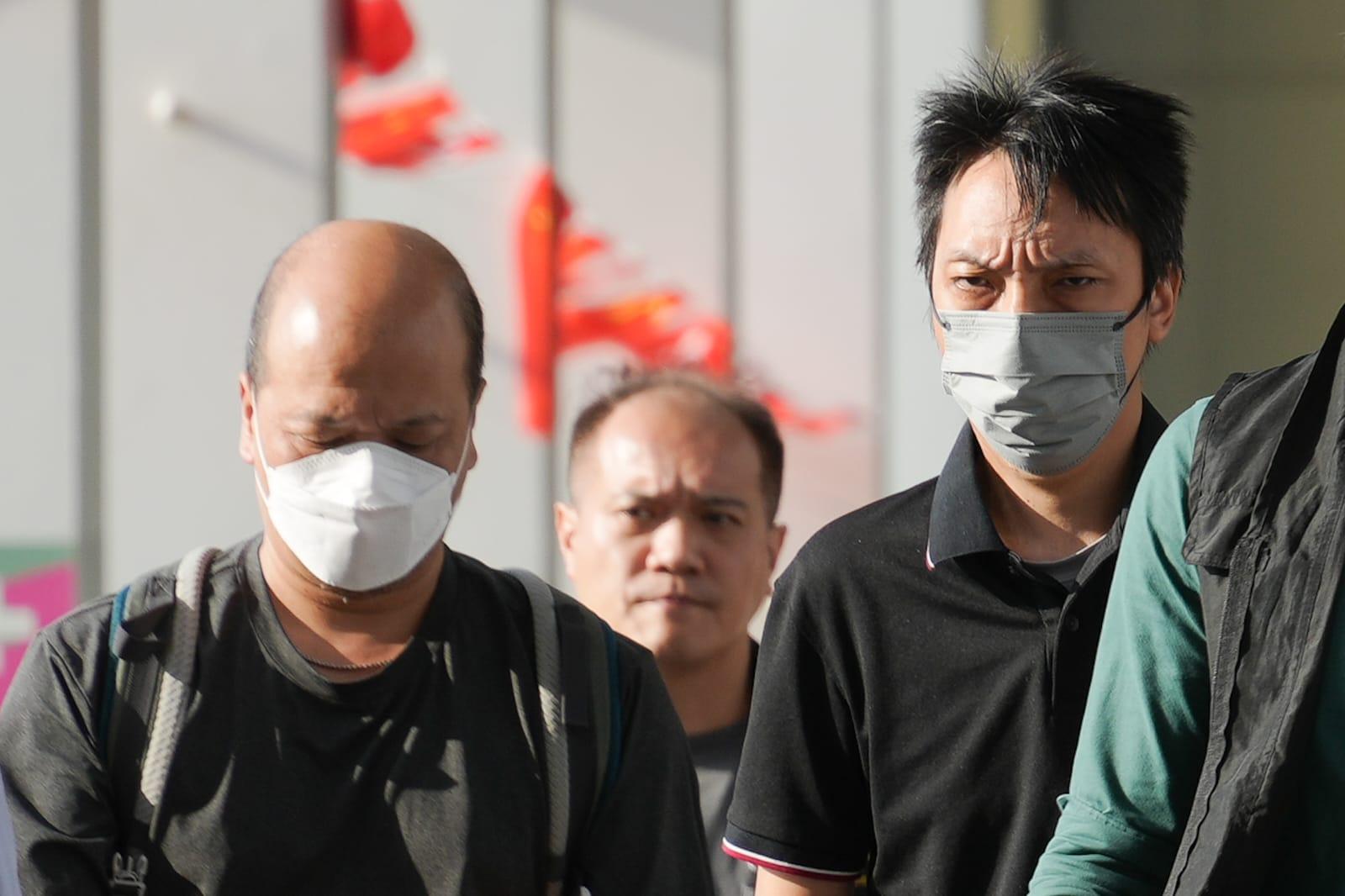 探員帶兩名相關人士返回現場調查