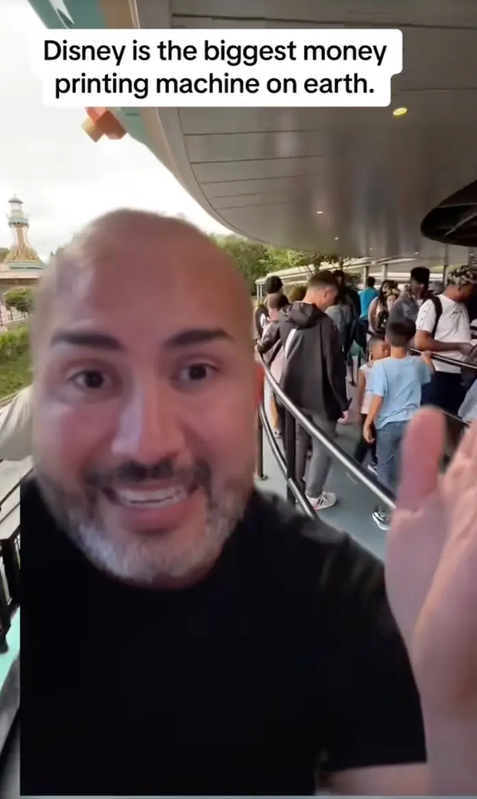 迪士尼門票|父親塞拉亞帶一家人去巴黎迪士尼玩 門票連premier pass花了近萬港元。(互聯網、路透社)