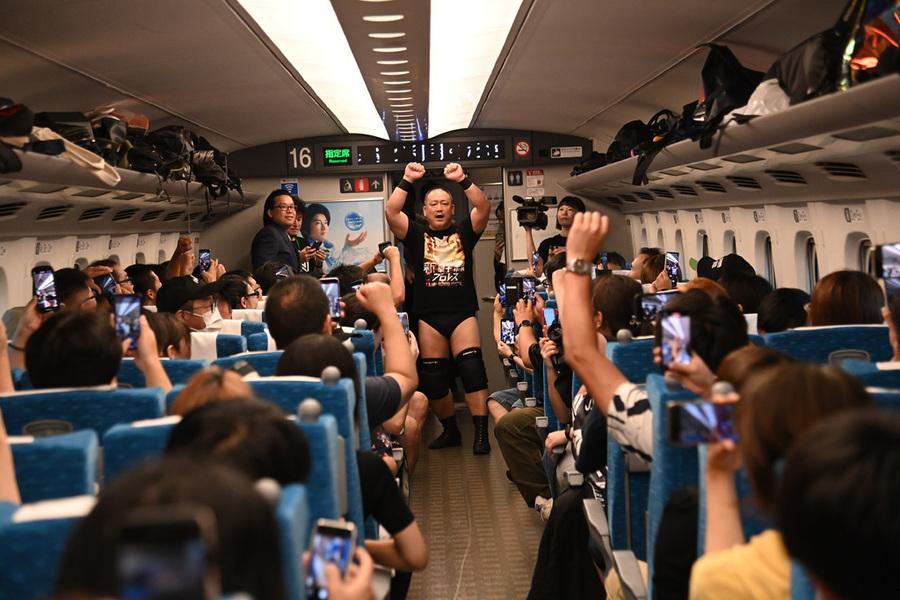 摔角組織在新幹線車廂進行摔角表演。(DDT圖片)