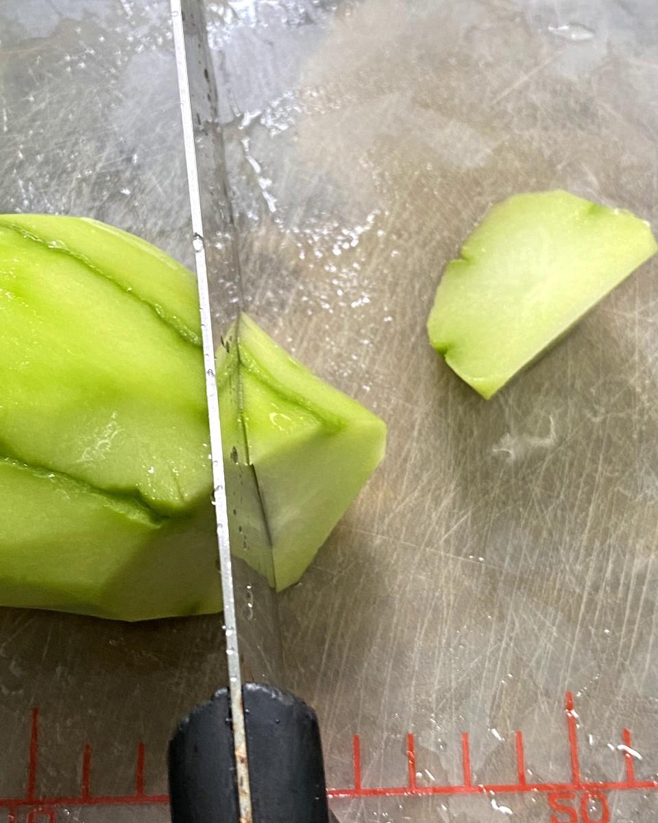 鼻敏感湯水食譜│辛夷花白芷無花果湯步驟2,鼻敏感湯水食譜│辛夷花白芷無花果湯步驟2,甘筍和合掌瓜削皮,滾刀切大塊。瘦肉切大塊。