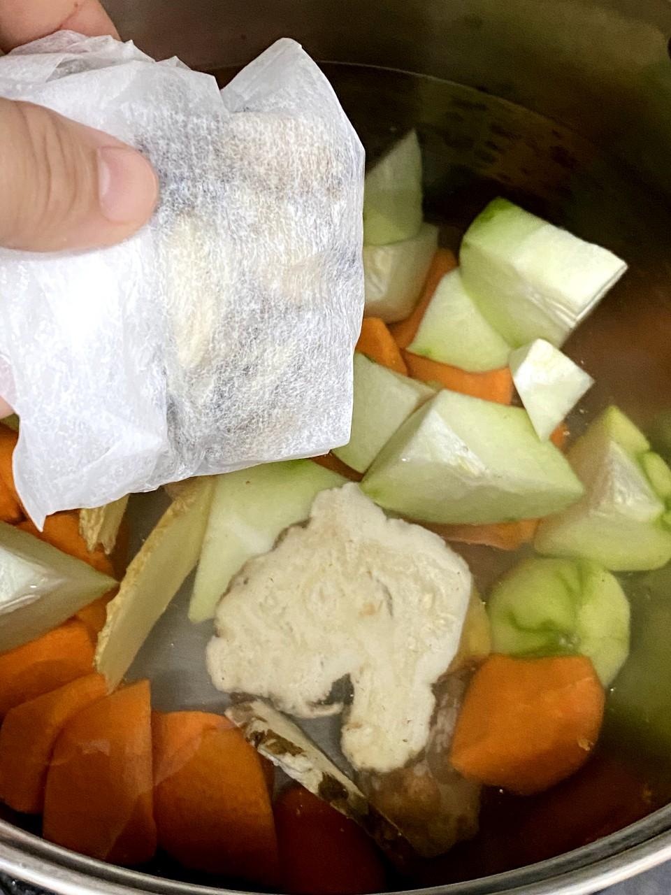 鼻敏感湯水食譜│辛夷花白芷無花果湯步驟3,全部材料加入煲中,加冷水,開大火煲滾後,收中細火煲2小時,加鹽調味。