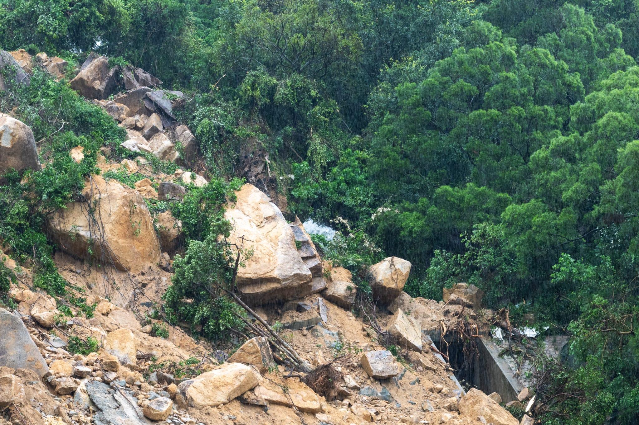 黑雨|當局截至上午8時共接獲7宗山泥傾瀉報告。圖為筲箕灣耀興道有山泥傾瀉。(陳奕釗攝)
