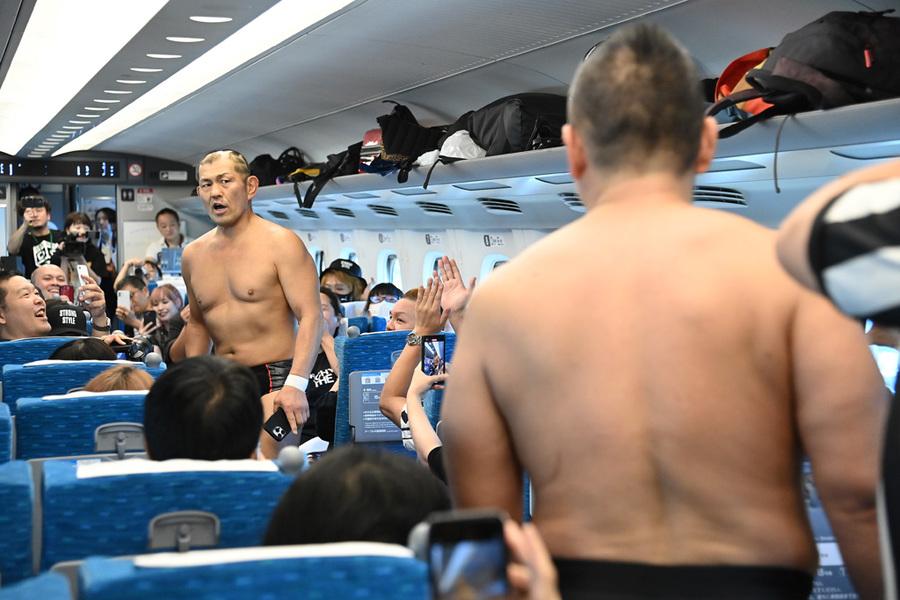 摔角組織在新幹線車廂進行摔角表演。(DDT圖片)