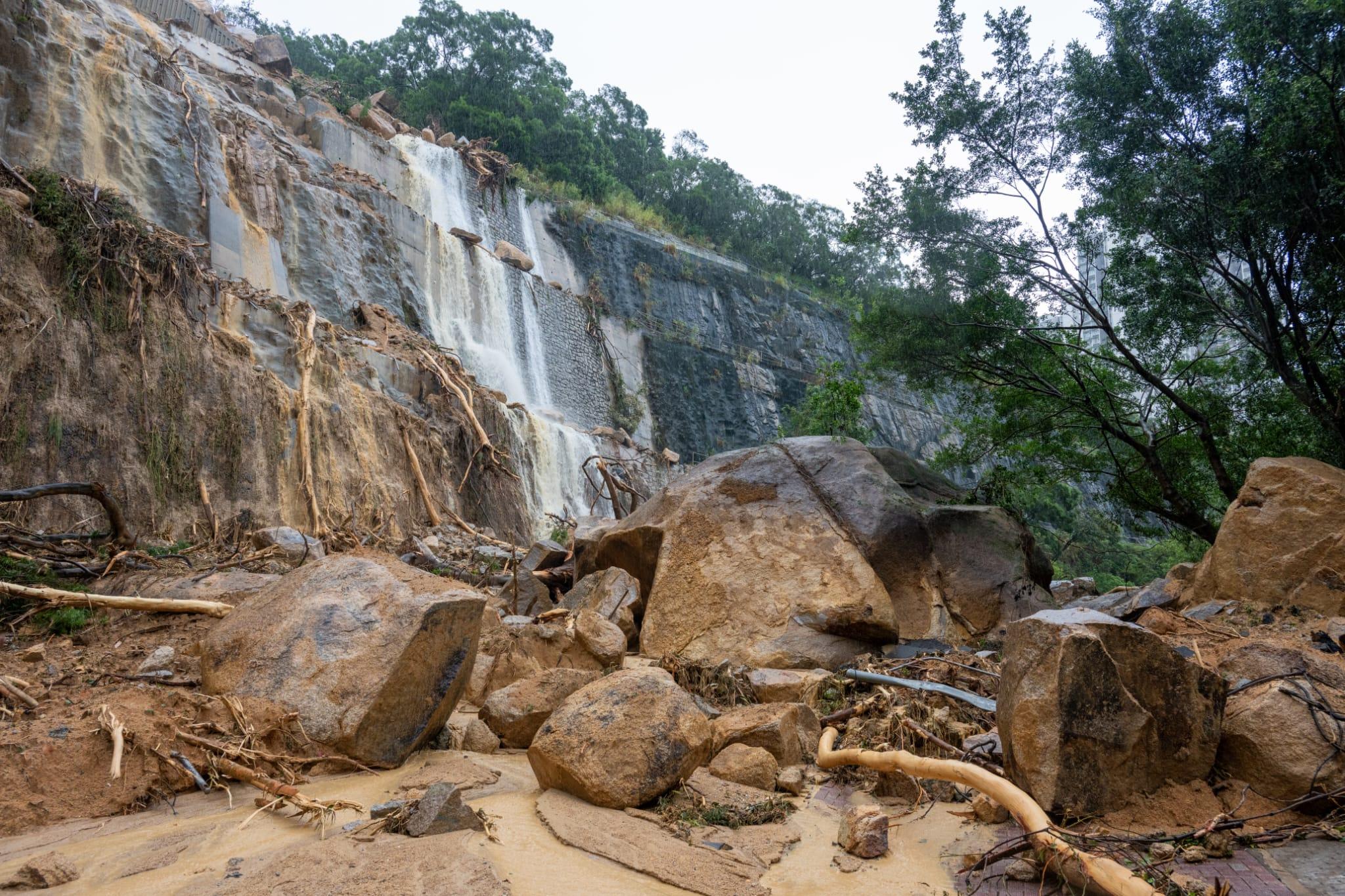 黑雨|當局截至上午8時共接獲7宗山泥傾瀉報告。圖為筲箕灣耀興道有山泥傾瀉。(陳奕釗攝)