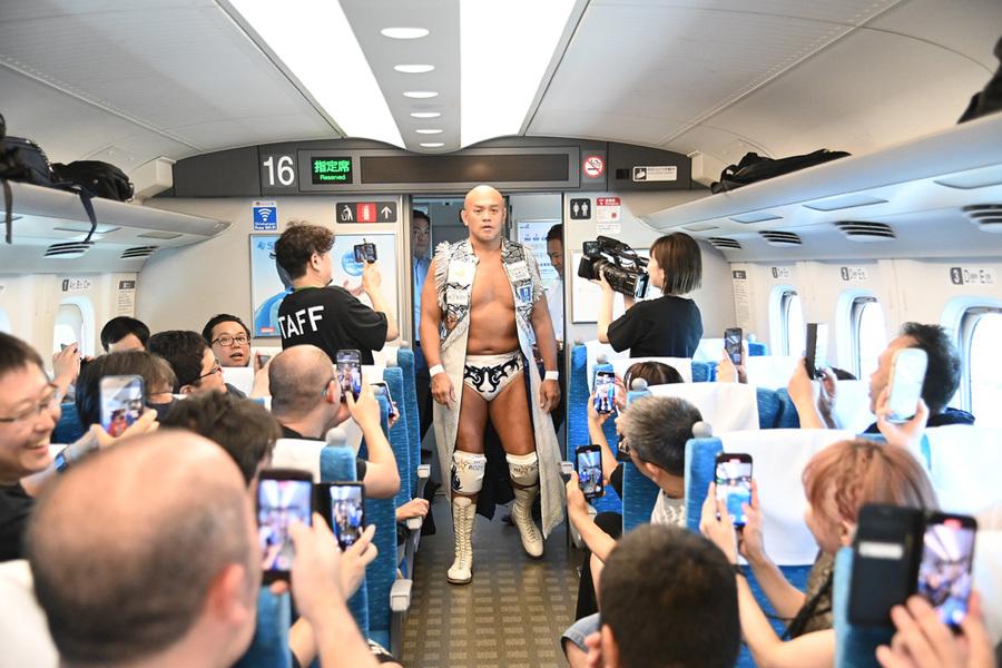 摔角組織在新幹線車廂進行摔角表演。(DDT圖片)