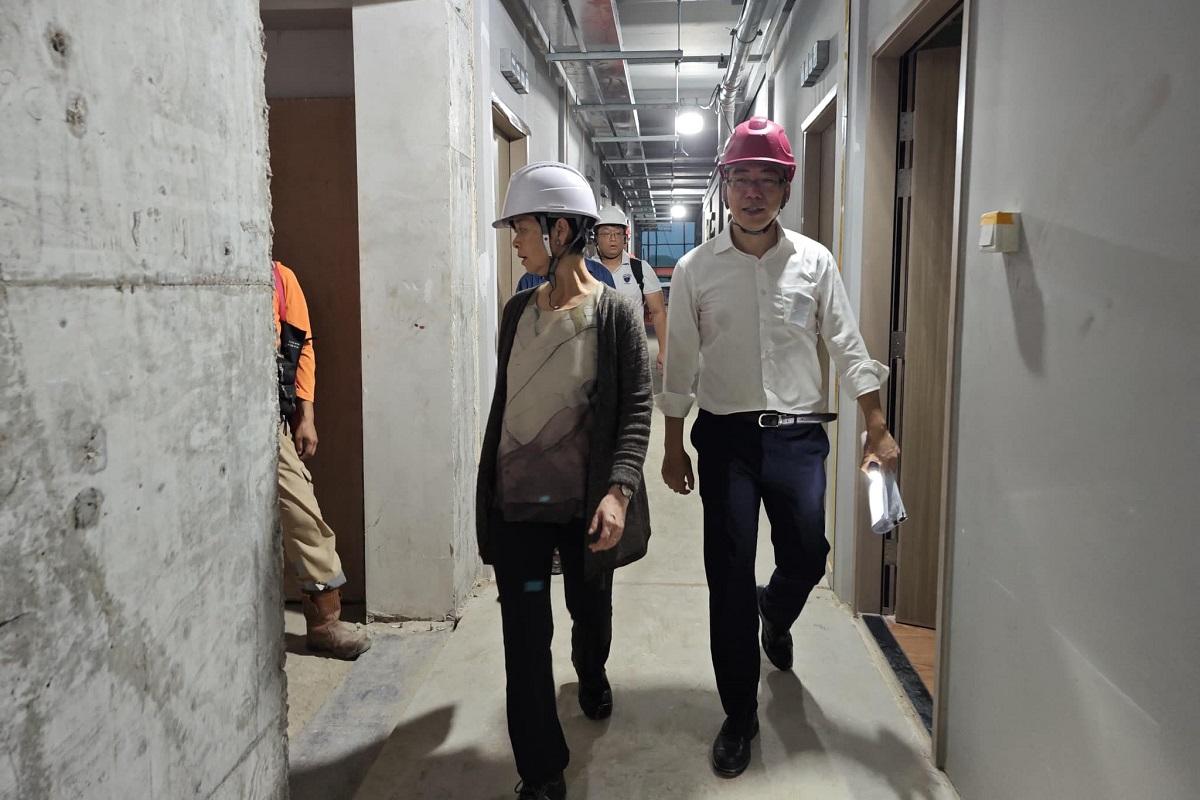 何永賢(左)今日傍晚親身視察恒莆新苑建築地盤。(何永賢FB)