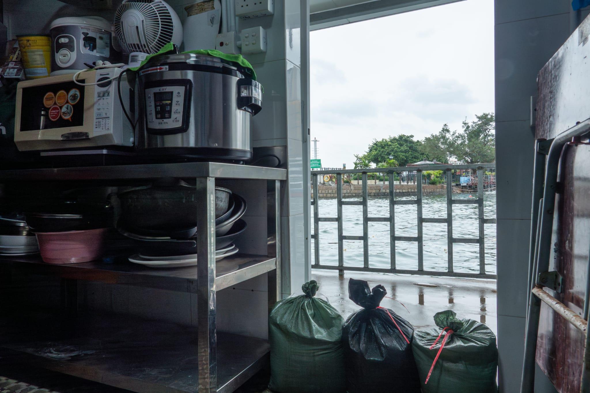 颱風蘇拉|八號風球下鯉魚門三家村的情況。(陳奕釗攝)