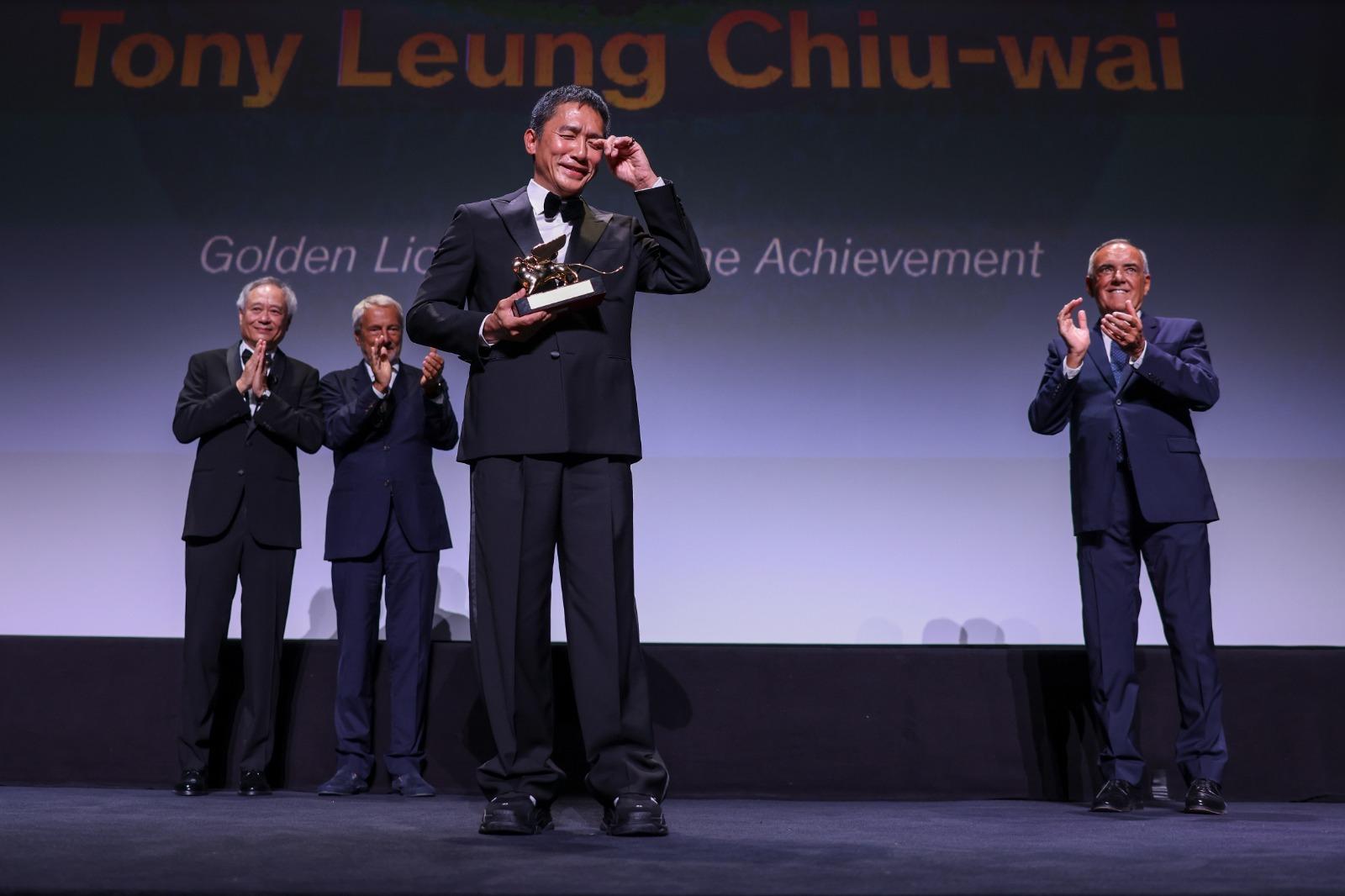 梁朝偉拖劉嘉玲出席終身成就金獅獎頒獎禮。