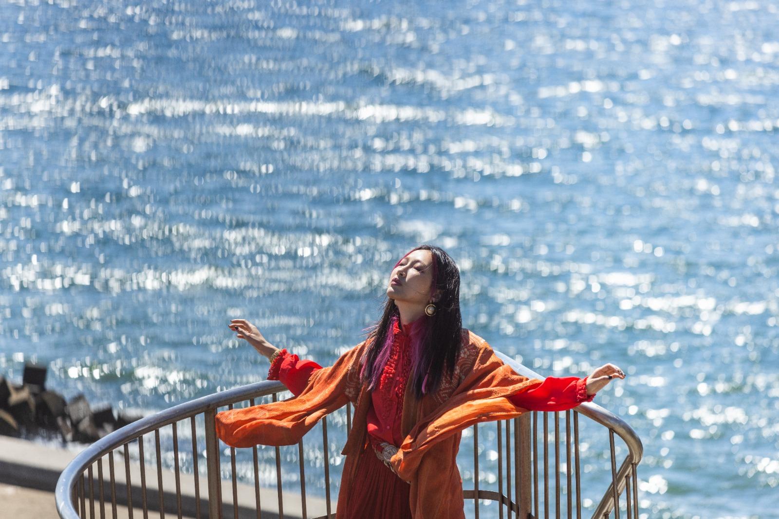 這次為了《無窮盡》MV,葉巧琳於千葉縣富津市的富津岬展望台拍攝。