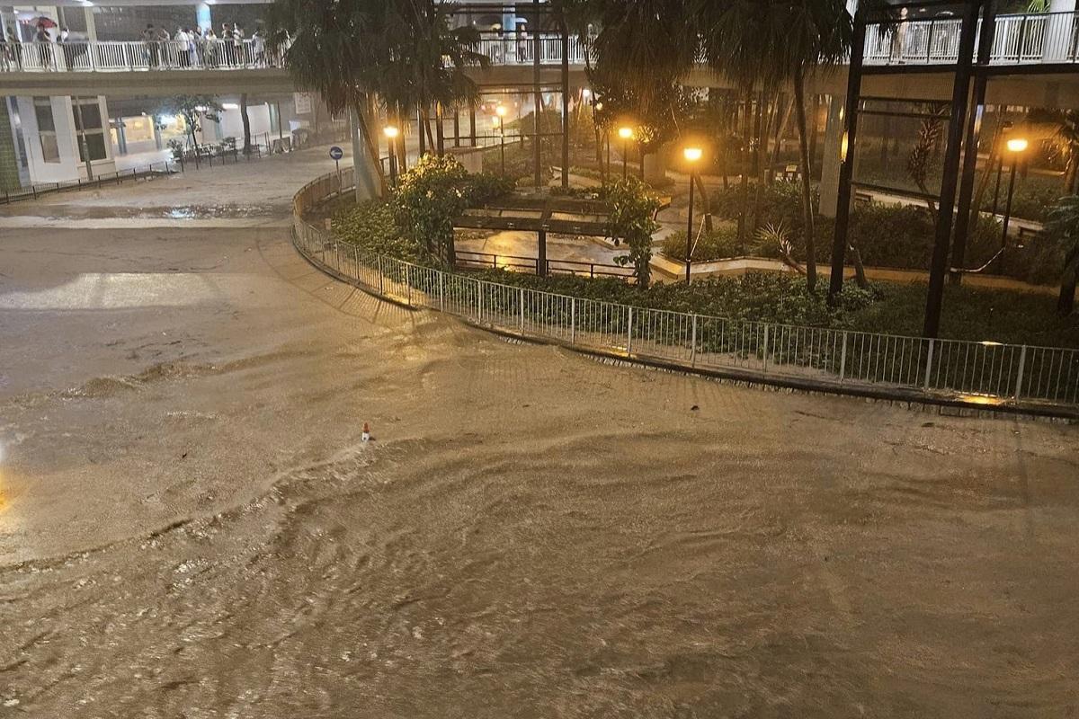 黑雨|柴灣道迴旋處嚴重水浸。(網民Fernando Wong@FB群組「柴灣人柴灣事」)