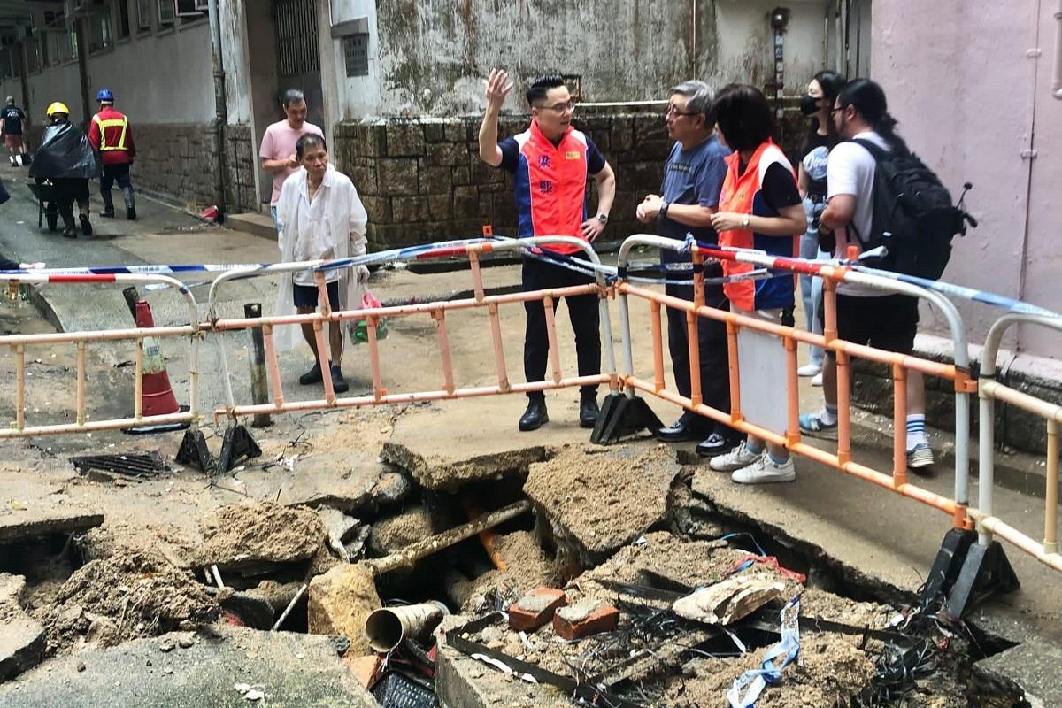 梁熙(右五)噚日親自去鰂魚涌街了解情況。(梁熙FB)