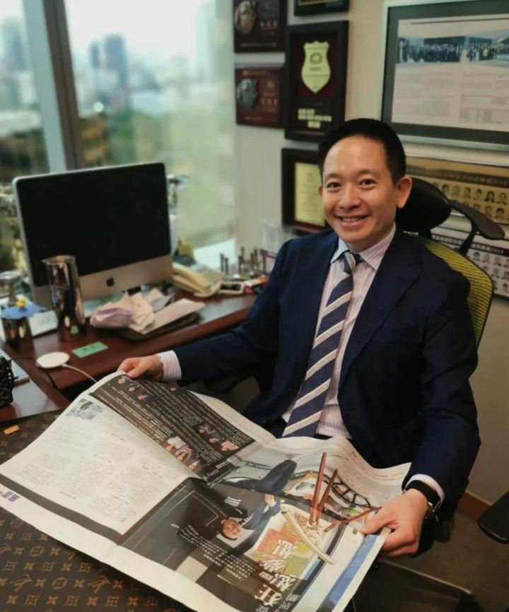 向展鵬是向氏家族後人,現職資深保險總監,最近參加《中年好聲音2》。