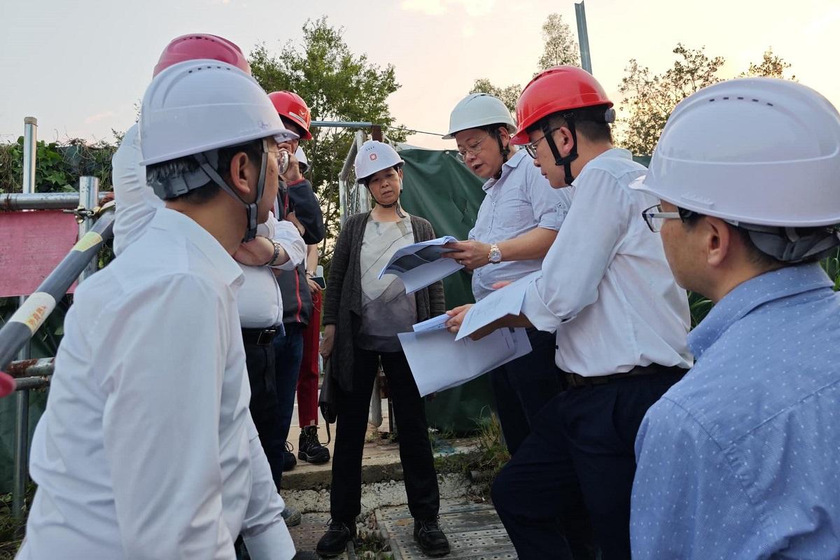 何永賢(中)今日傍晚親身視察恒莆新苑建築地盤。(何永賢FB)