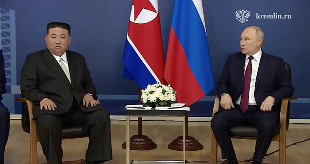 金正恩普京|金正恩進場前,北韓人員仔細檢查清潔座位。(互聯網)