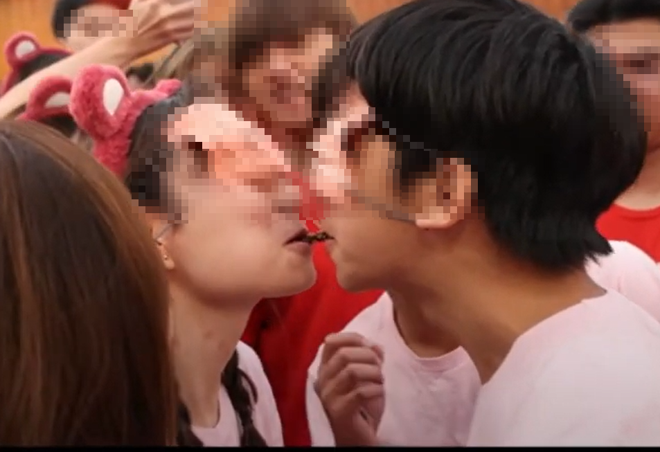 Ocamp風化案|嶺大學生疑接吻舔手 校方稱正調查事件(網上影片截圖)
