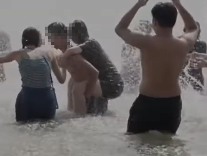 Ocamp風化案|嶺大學生疑接吻舔手 校方稱正調查事件(網上影片截圖)