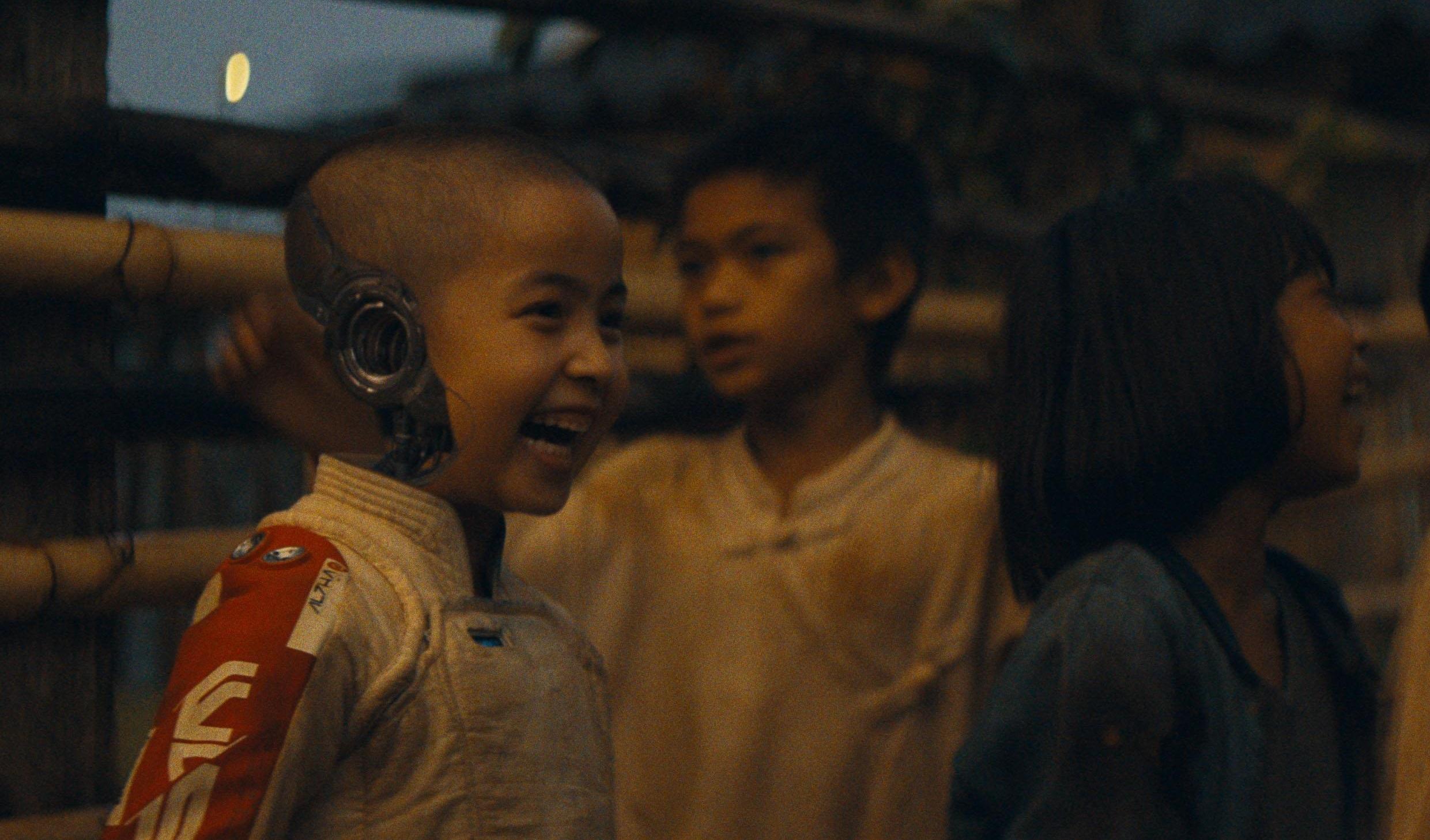 天才童星瑪德蓮尤娜禾妮絲拍攝《A.I.創世者》時只得7歲,演出令人讚嘆。