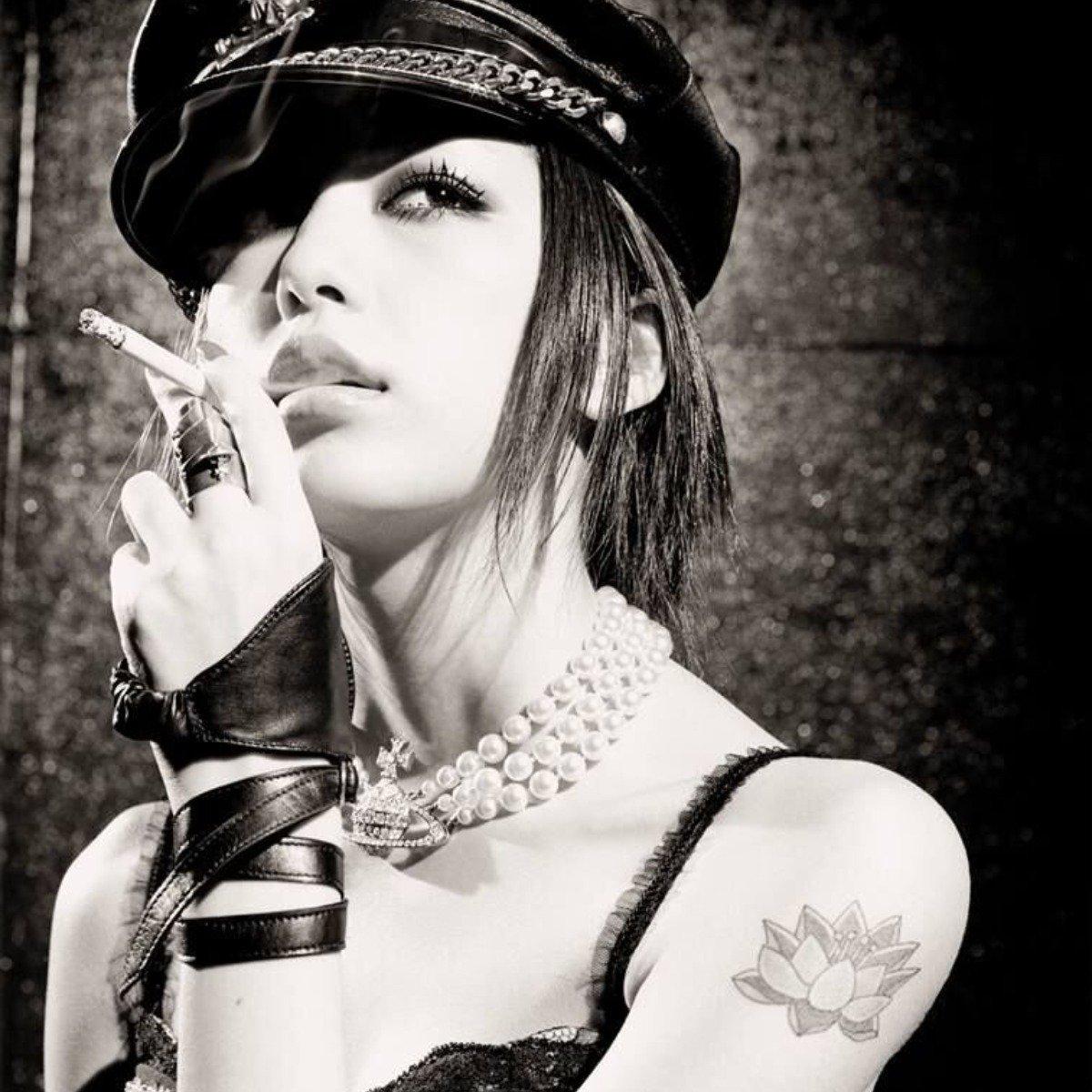 中島美嘉在電影《NANA》中的形象深入民心,主題曲《GLAMOROUS SKY》同樣大受歡迎。