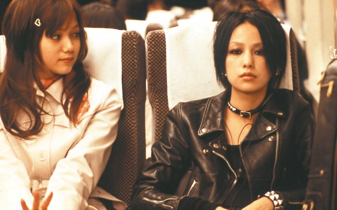 中島美嘉唱而優則演,真人版電影《NANA》亦是她的代表作。