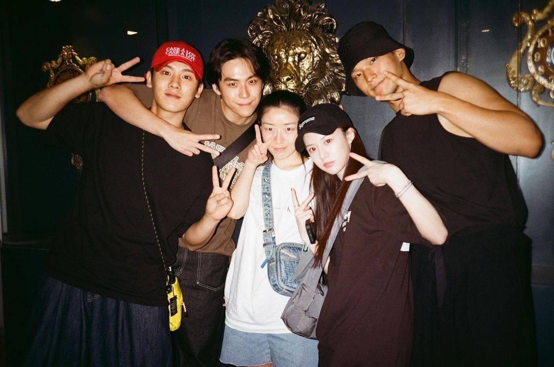 金度勳日前在個人IG分享多張「旌元高中3年3班朋友們」合照。