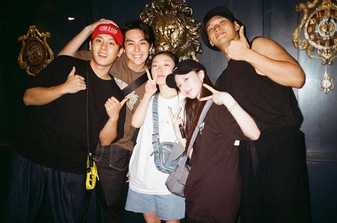 照片中除了三位主角李正河、高允貞、金度勳外,劇中曾被欺凌的沈達琪及爛仔同學申宰輝也有同框。