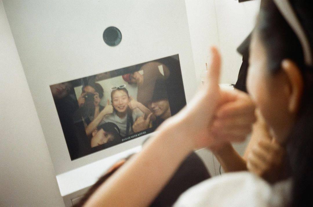 五人一齊影貼紙相及夜遊食冰糖葫蘆。