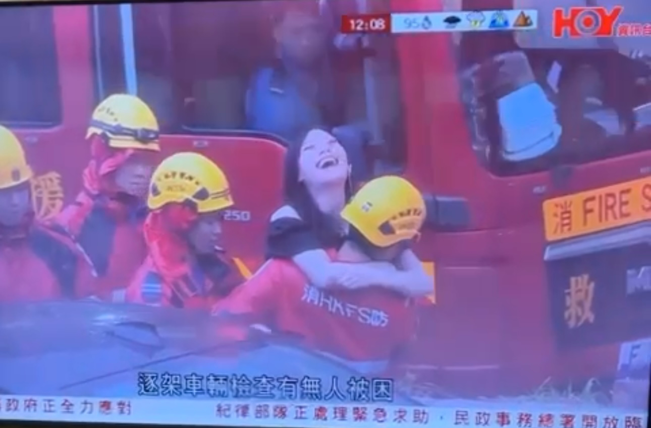黑雨|消防員英雄救美 「嫩版應采兒」笑逐顏開成網民熱話(HOY TV截圖)
