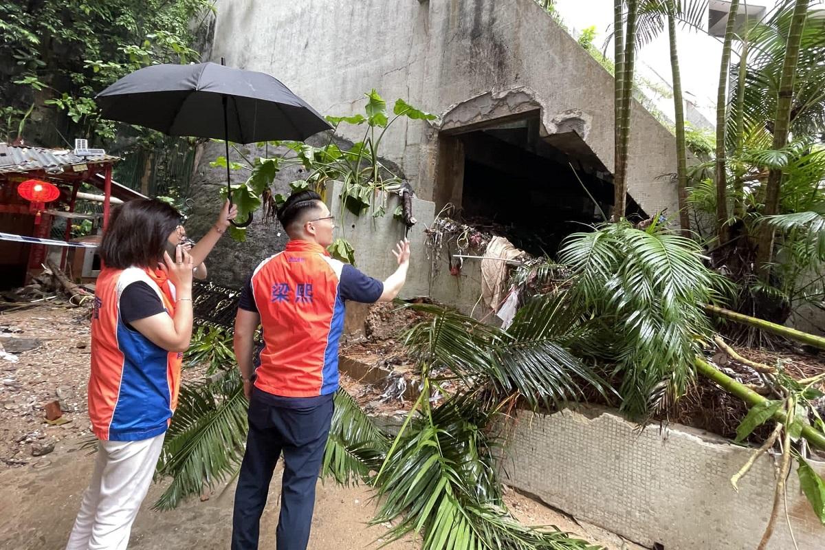 梁熙(右)噚日親自去鰂魚涌街了解情況。(梁熙FB)