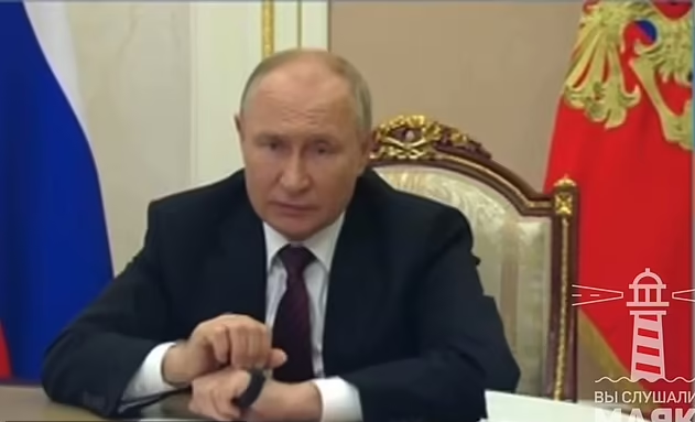 普京替身|普京早前開會期間舉起左手看手錶,卻發現無錶,之後再從右手脫下手錶把玩。(互聯網)