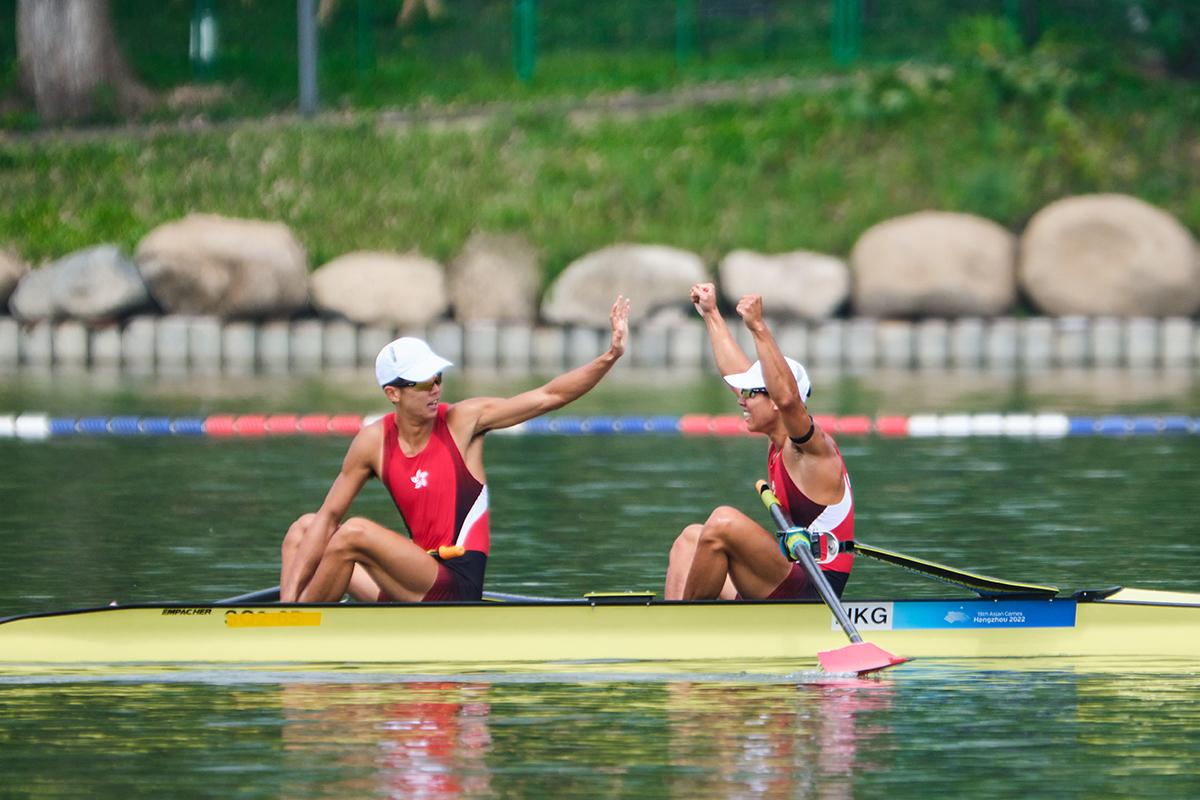 林新棟和王瑋駿在賽艇男子雙人單槳無舵手決賽奪金。(港協暨奧委會提供)