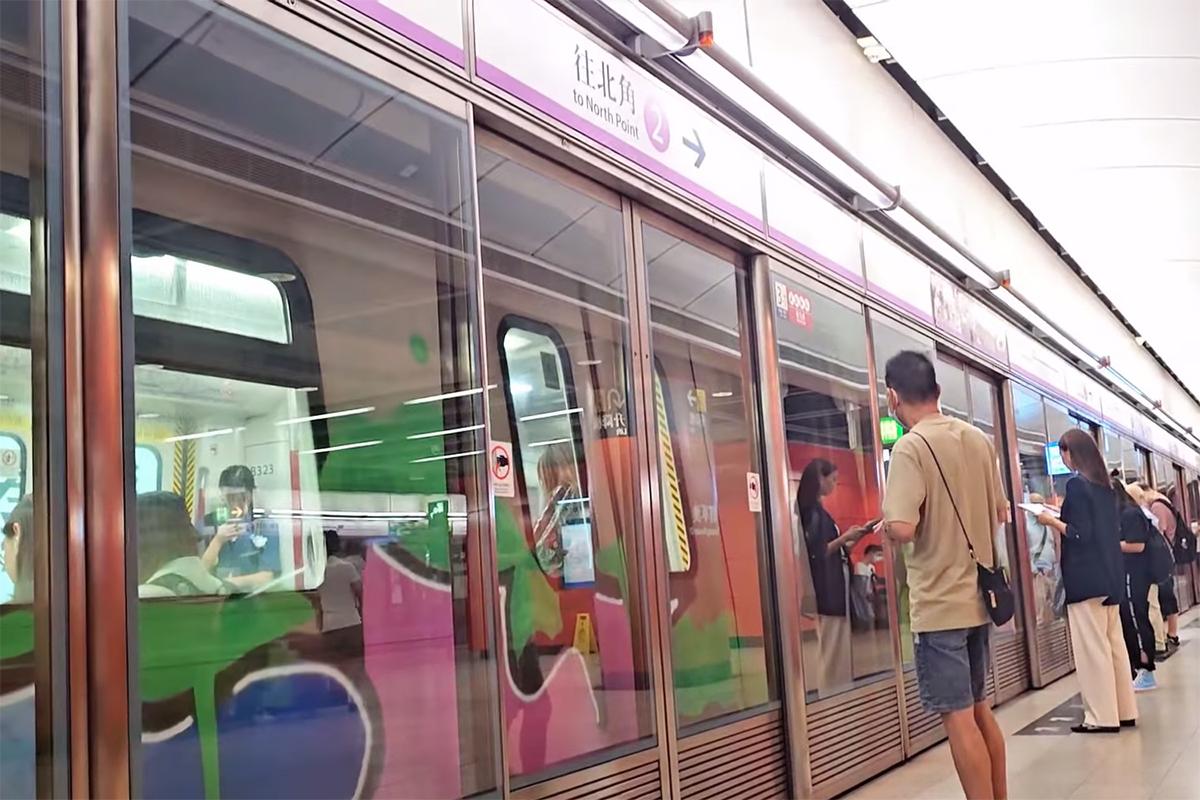 港鐵一列將軍澳綫列車懷疑被人塗鴉。(網民陳駿發@FB群組「香港鐵路動態追蹤組HKRG《mtr group》」)